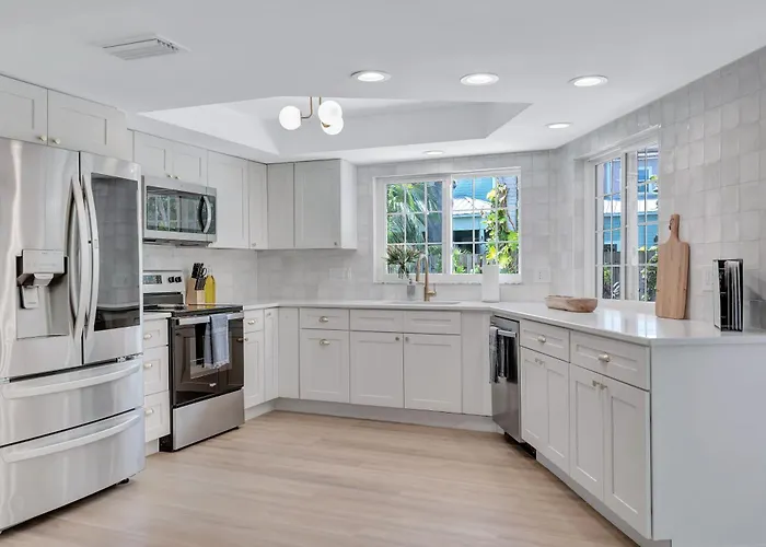 Serene Pool & Spa Home Near Beaches & Downtown