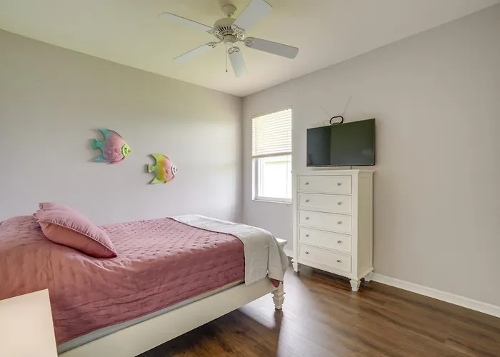 Sunny Fort Myers Home W/ Heated Pool!