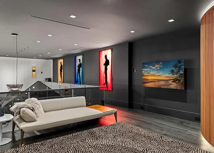 Modern City Loft In Downtown River District