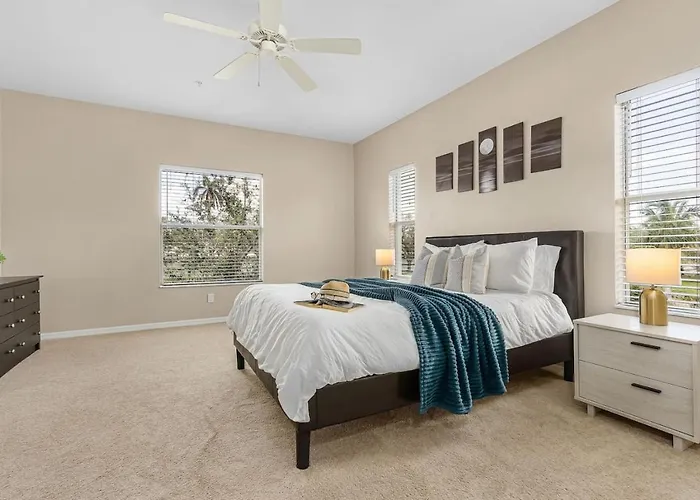 Gorgeous Townhome Close To The Beaches